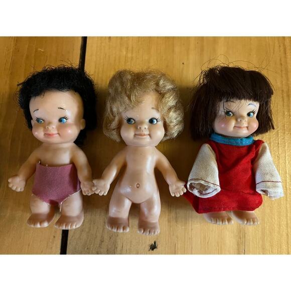 Lot of 6 Vintage PeeWee Dolls. Uneeda. 1965. Some w/ outfits. Blonde/brown Hair - Picture 2 of 5